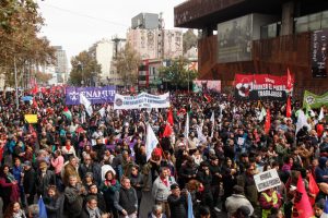 La jornada del Día del Trabajador contó con la participación de la ministra del Trabajo, Jeannette Jara, el ministro de Vivienda, Carlos Montes, y el ministro Secretario General de la Presidencia (Segpres), Álvaro Elizalde, quienes se unieron a la manifestación desarrollada en la Alameda.