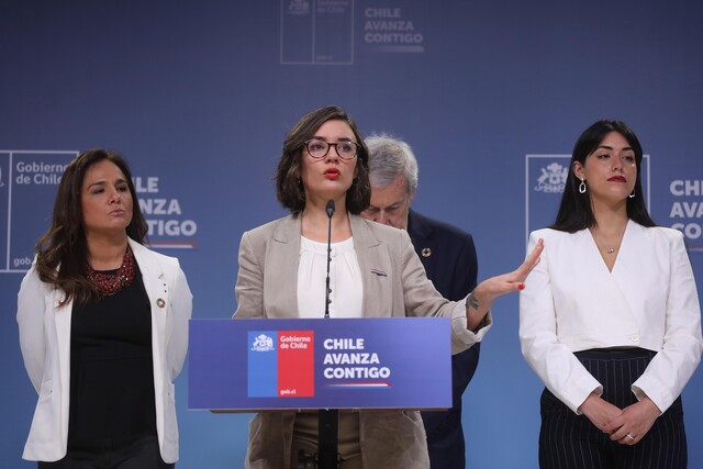 La ministra de la Secretaría General de Gobierno, Camila Vallejo, abordó en una conferencia de prensa en La Moneda la propuesta planteada por el excandidato presidencial y fundador del Partido Republicano, José Antonio Kast, luego de su visita a Hungría, en la que sugirió la construcción de un muro para cerrar la frontera con Bolivia.