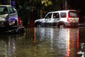 La Dirección Meteorológica de Chile informó que en Santiago se han acumulado 96,5 milímetros de agua en lo que va del año, con 30,5 milímetros de lluvia registrados solo en las últimas 24 horas.