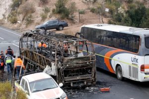 Codelco presentará querella por quema de bus de trabajadores