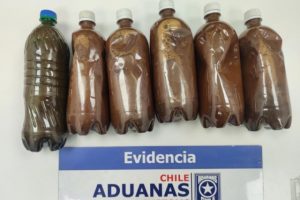 Aeropuerto de Santiago: Aduanas incauta botellas con ayahuasca