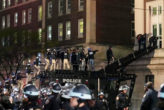 La policía optó por utilizar una grúa para penetrar el edificio desde el segundo piso después de que los estudiantes erigieran barricadas en las entradas principales del Hamilton Hall.