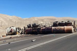 Un trágico accidente de tráfico en Antofagasta resultó en el fallecimiento del conductor de un camión luego de que este volcara, liberando 27 toneladas de ácido sulfúrico.