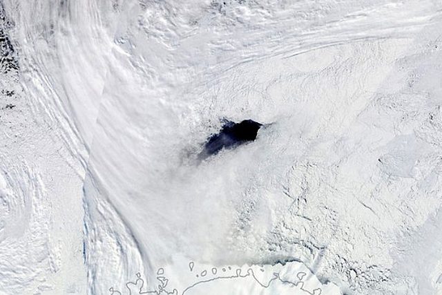 Un equipo de investigadores de la Universidad de Southampton, en Inglaterra, logró descifrar el complejo conjunto de eventos que llevó a la formación de un enorme agujero en el hielo marino de la Antártida, inicialmente detectado hace medio siglo.
