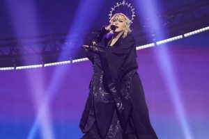 La icónica cantante estadounidense Madonna transformó la playa de Copacabana en Río de Janeiro en una impresionante pista de baile durante un histórico concierto el pasado sábado por la noche.