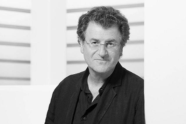 El versátil artista chileno Alfredo Jaar fue honrado con el IV Premio Mediterráneo Albert Camus por su obra que reflexiona sobre la agitación global, durante una ceremonia celebrada en Sant Lluís, en la isla de Menorca, España.