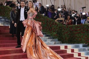 La Met Gala, una de las celebraciones benéficas más icónicas del universo de la moda, regresa este lunes a Nueva York con la promesa de crear un ambiente que evoca un "jardín del tiempo", albergando a los anfitriones Jennifer López (JLO), Bad Bunny, Zendaya y Chris Hemsworth.