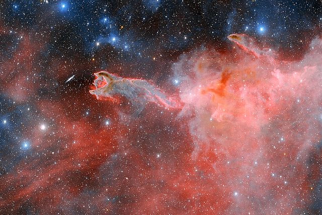 La cámara de energía oscura del Telescopio de 4 metros Víctor M. Blanco, ubicado en el Observatorio Interamericano del Cerro Tololo (CTIO) en Chile, ha capturado una asombrosa imagen de la nebulosa CG 4, comúnmente conocida como la "Mano de Dios".
