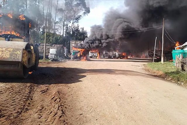 Un ataque incendiario se registró a plena luz del día en la comuna de Río Negro, Región de Los Lagos. Encapuchados quemaron una decena de camiones y maquinaria.