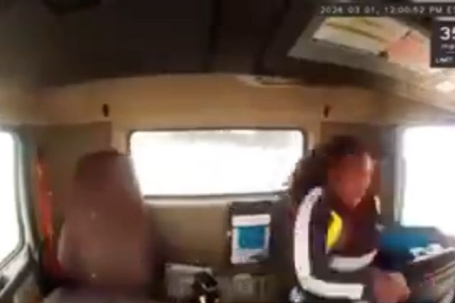 Un escalofriante video captura el instante en que una conductora de camión queda colgando de un puente