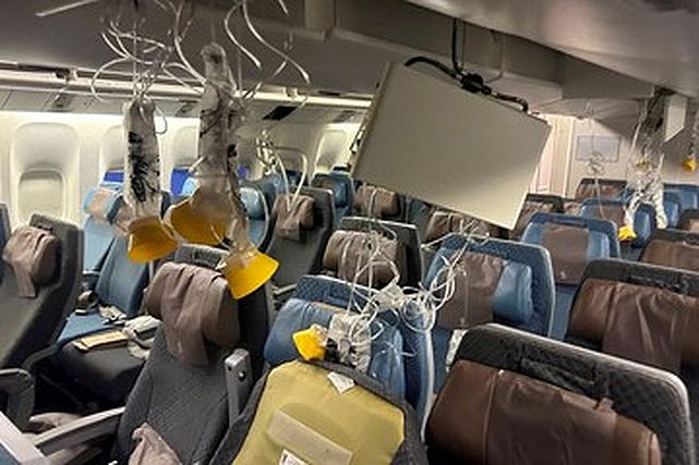 Un informe preliminar, basado en el análisis de las cajas negras del vuelo de Singapore Airlines que sufrió fuertes turbulencias en la ruta entre Londres y Singapur, ha revelado detalles sobre el brusco descenso que resultó en un muerto y setenta heridos.