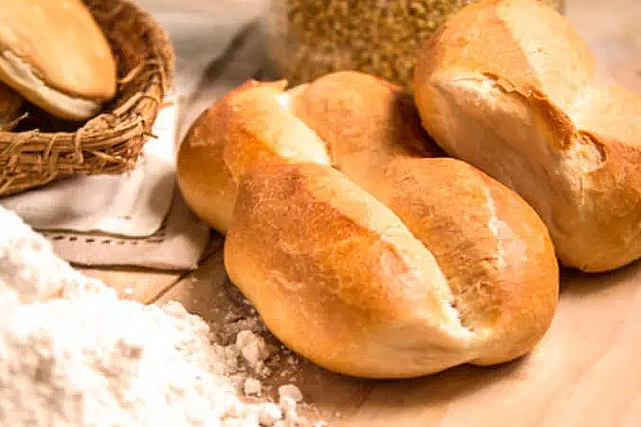 Según el portal Taste Atlas, dedicado a reconocer y exaltar las delicias culinarias del mundo, la marraqueta ha conseguido un lugar de honor en su última evaluación de los panes más exquisitos a nivel global.