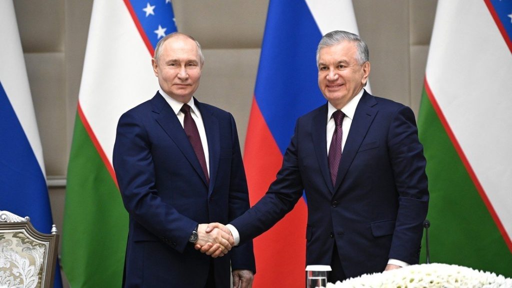 Uzbekistán y Rusia firman acuerdo para construir una planta de energía nuclear