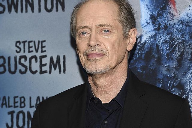 El reconocido actor estadounidense Steve Buscemi sufrió un ataque facial mientras paseaba por las calles de Nueva York, según informó la cadena de noticias CNN el lunes.