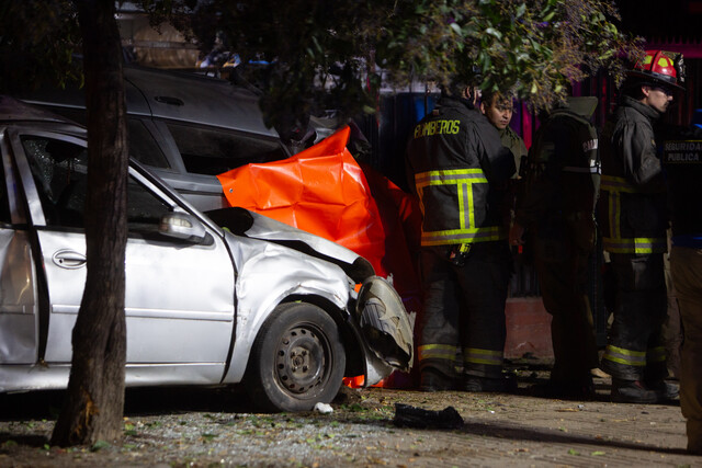 Grave accidente: Un muerto en choque contra autos estacionados y una casa