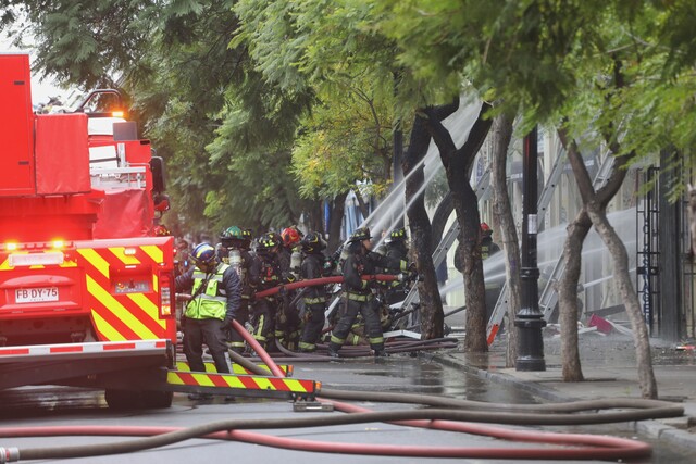 Bomberos combate voraz incendio en el barrio Brasil en Santiago