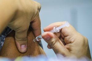 Se pronostica que en un mes se alcanzará el pico de enfermedades respiratorias en la región del Bío Bío. Aunque el 70% del grupo de riesgo ha sido vacunado, la influenza sigue siendo el virus más prevalente.