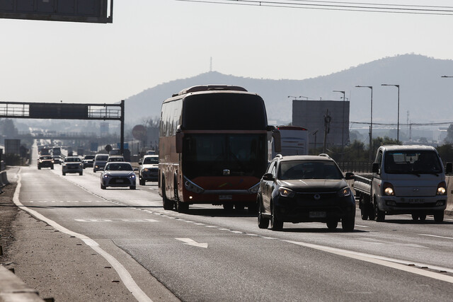 411 mil autos saldrían de Santiago por interferiado del 21 de mayo