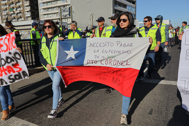 Vuelve tensión a Puerto Coronel: Trabajadoras inician huelga de hambre