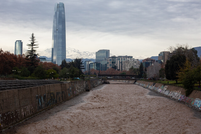 Encuentran cadáver en la ribera del río Mapocho en Santiago