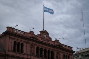 La ministra de Defensa, Maya Fernández, dio a conocer a través de sus redes sociales que el gobierno ya se comunicó con Argentina para coordinar la reubicación de los paneles solares construidos en territorio chileno lo mas pronto posible.