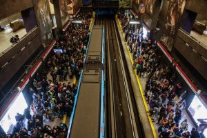 Un complicado martes para el Metro de Santiago