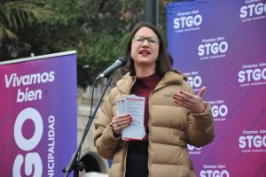 Dos miembros de Renovación Nacional (RN) presentarán denuncias por separado ante la Contraloría, acusando a Irací Hassler (PC), alcaldesa de Santiago, de presunto "intervencionismo electoral".