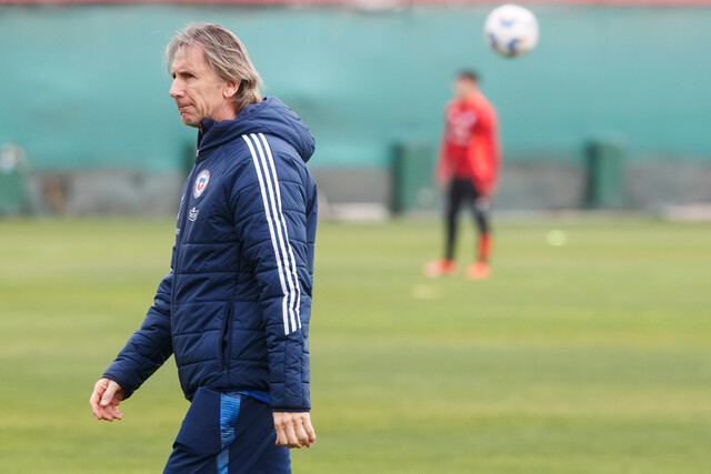 La aclaración de Guarello: "En ningún momento dije que Gareca se iba de la Roja" “Tengo contrato con Chile e, independiente los inconvenientes que pueda tener la Federación, que no los tiene porque nos han cumplido, tengo un contrato y lo respetaré hasta las últimas consecuencias tanto deportiva como financieramente”, concluyó.