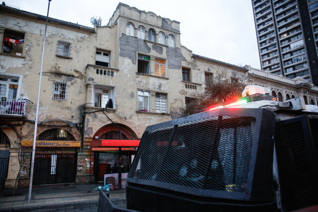 Desalojan edificio en el centro de Santiago