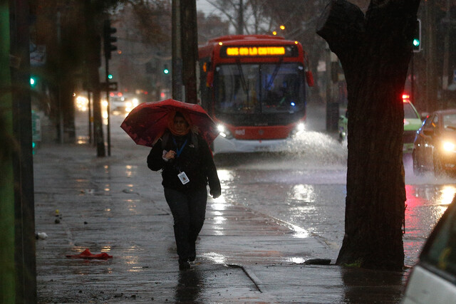 Según el pronóstico del tiempo para esta semana en Chile, se esperan nuevos sistemas frontales que traerán lluvias, fuertes ráfagas de viento y heladas, con temperaturas mínimas de hasta -15°C en el extremo sur.