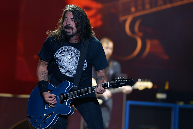 Foo Fighters sorprende al público al invitar a un legendario músico del rock clásico a subir al escenario