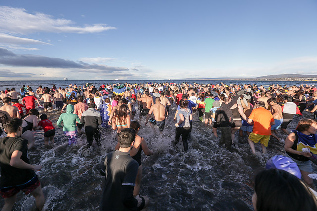 Este 29 de junio se celebra una nueva edición del Chapuzón del Estrecho, una singular actividad en la que miles de entusiastas desafían el crudo invierno patagónico lanzándose a las gélidas aguas del Estrecho de Magallanes, en Punta Arenas.