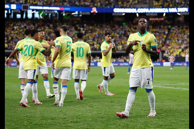 Brasil revive en Copa América tras golear a Paraguay