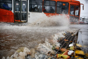 Intensas lluvias en Santiago: piden suspensión de clases por emergencia climática