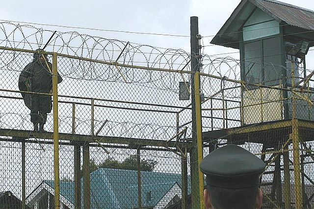La administración de la Gendarmería en Los Lagos ha admitido la crisis que enfrenta la cárcel de Castro, la cual se ve afectada por una sobrepoblación que duplica la capacidad permitida y una escasez de personal de seguridad.