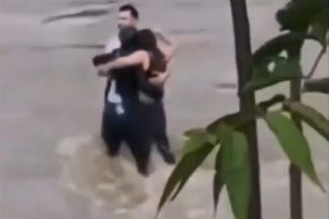 El abrazo de tres amigos antes de que un río los arrastrara en Italia