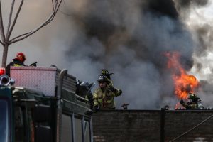 Gran incendio afecta a al menos seis viviendas en un cité de Independencia
