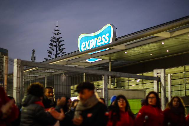 Trabajadores de Walmart Chile inician huelga legal