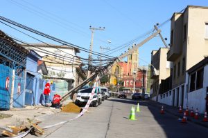 CGE reporta un promedio de 10 choques de poste al día