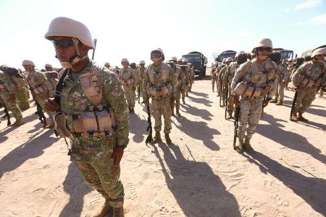 Dos suboficiales del Ejército fueron arrestados la noche del miércoles en Maipú debido a presuntas violaciones a la ley de drogas. Este incidente está vinculado a un caso previo que ya involucró la detención de otro oficial.