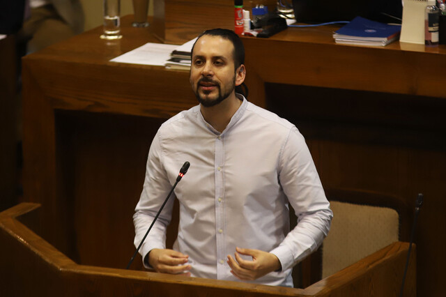 El diputado Andrés Giordano discutió este miércoles su posible candidatura a la presidencia del Frente Amplio (FA), el nuevo partido oficialista que se formó este lunes con la fusión de Convergencia Social y Revolución Democrática.