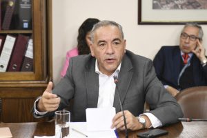 Senador Espinoza expresa su molestia por arresto domiciliario de Eduardo Macaya