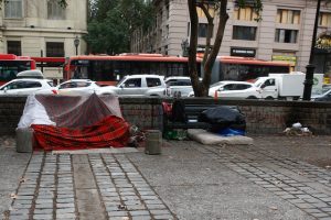 Cadem pública radiografía de las personas en situación de calle en Chile