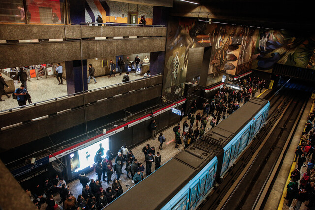 Metro de Santiago habilita buses de apoyo tras cierre de estaciones