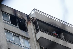 El incendio ocurrió específicamente en un edificio situado en la intersección de Amunátegui con Rosas.