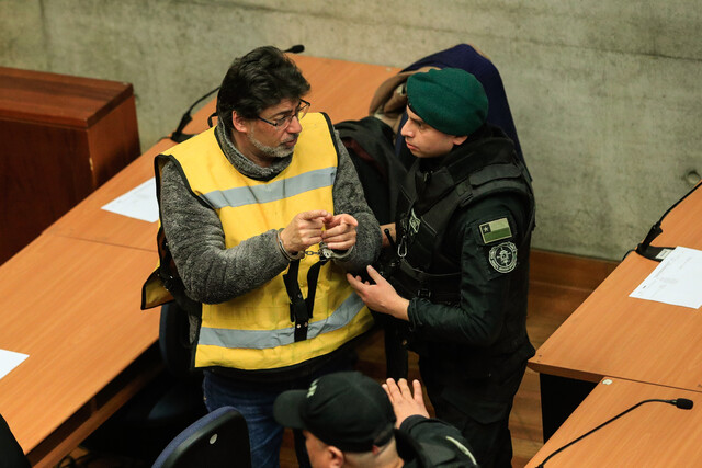 Tras un inicio tenso de la audiencia, el Tercer Juzgado de Garantía de Santiago decidió mantener las medidas cautelares del alcalde de Recoleta, Daniel Jadue, por lo que continuará en prisión preventiva.