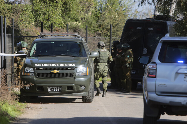 Cinco personas fueron asesinadas a tiros en la comuna de Lampa durante una celebración en un centro de eventos. Carabineros informó que respondieron a un llamado de emergencia al 133 y encontraron los cuerpos, junto con dos personas heridas.