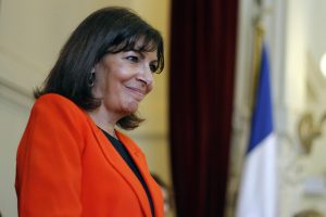 Alcaldesa de Paris se baña en el Sena para mostrar que está listo para los Juegos Olímpicos
