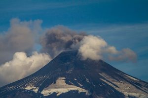 Registran gran columna de cenizas en el Volcán Villarrica