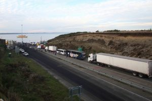 Tragedia en Chiloé: Fallecen hombre y su madre al caer al mar en camioneta